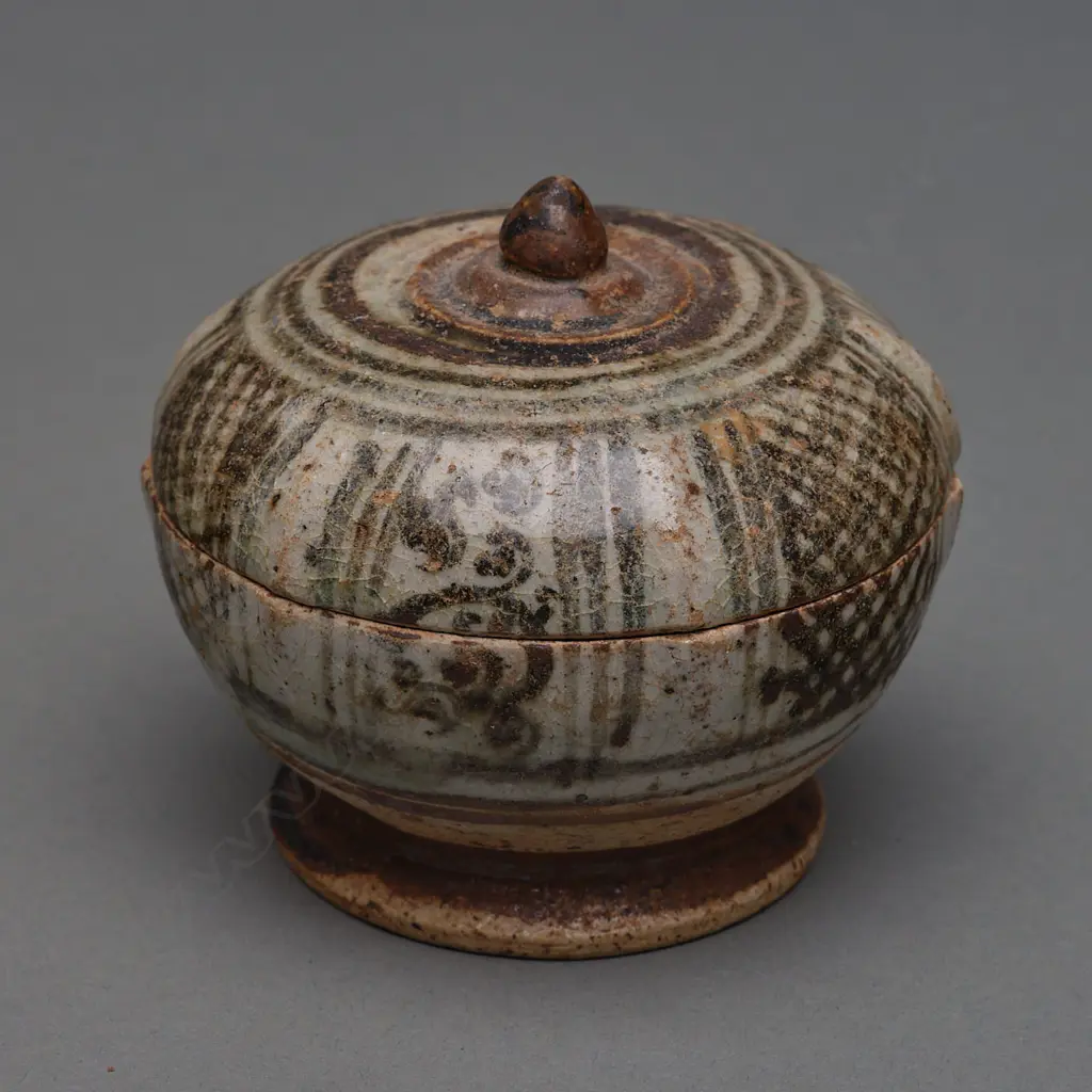 A Sawankhalok stoneware covered box, Image 1++